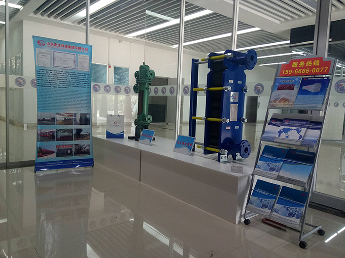 王忠林书记到华亿平台_华亿（中国）一站式服务平台集团展位观展