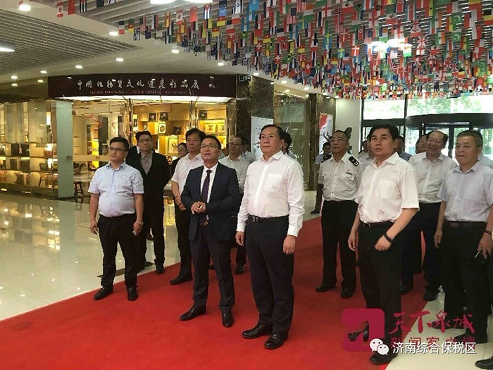 王忠林书记到华亿平台_华亿（中国）一站式服务平台集团展位观展