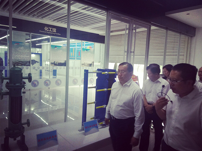 王忠林书记到华亿平台_华亿（中国）一站式服务平台集团展位观展