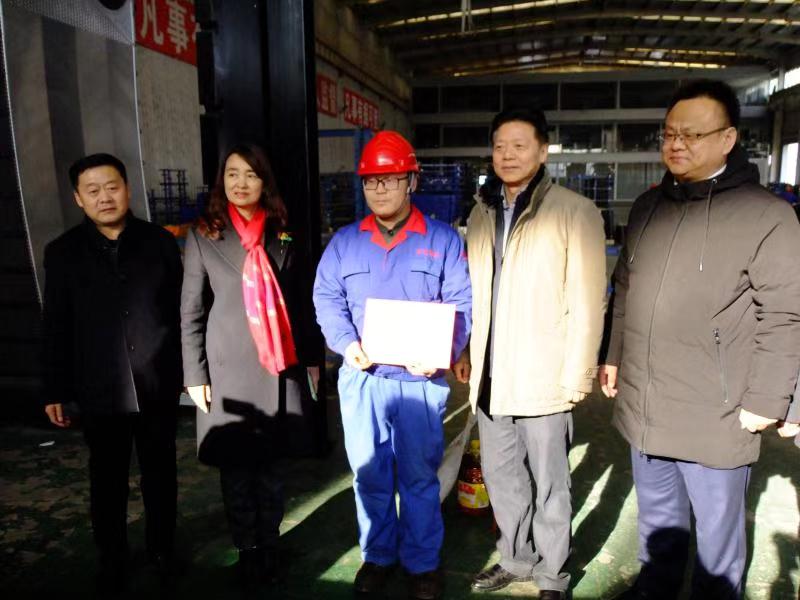 济南市总工会常务副主席傅金峰到华亿平台_华亿（中国）一站式服务平台集团走访慰问