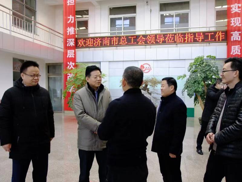 区工会副主席李爱国，华亿平台_华亿（中国）一站式服务平台集团袁洪彬、孟祥利共同参加活动。