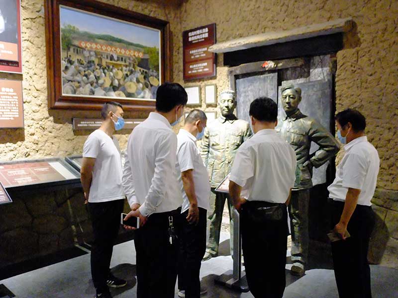 让党旗高高飘扬---华亿平台_华亿（中国）一站式服务平台集团党员参观大峰山红色教育基地活动