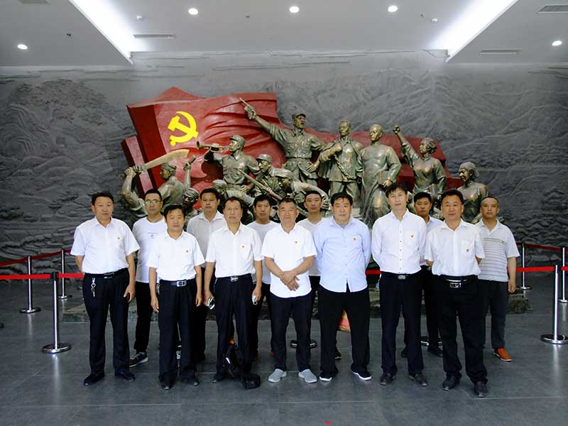 让党旗高高飘扬---华亿平台_华亿（中国）一站式服务平台集团党员参观大峰山红色教育基地活动