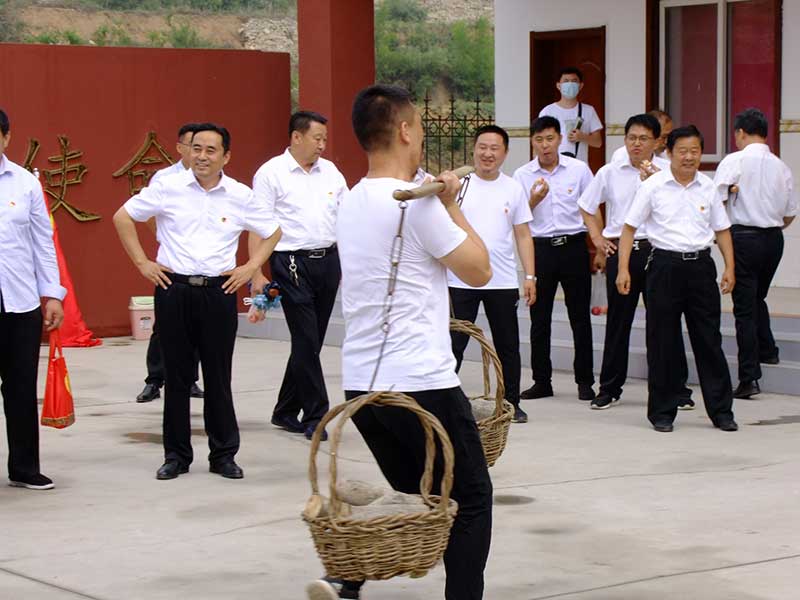 让党旗高高飘扬---华亿平台_华亿（中国）一站式服务平台集团党员参观大峰山红色教育基地活动