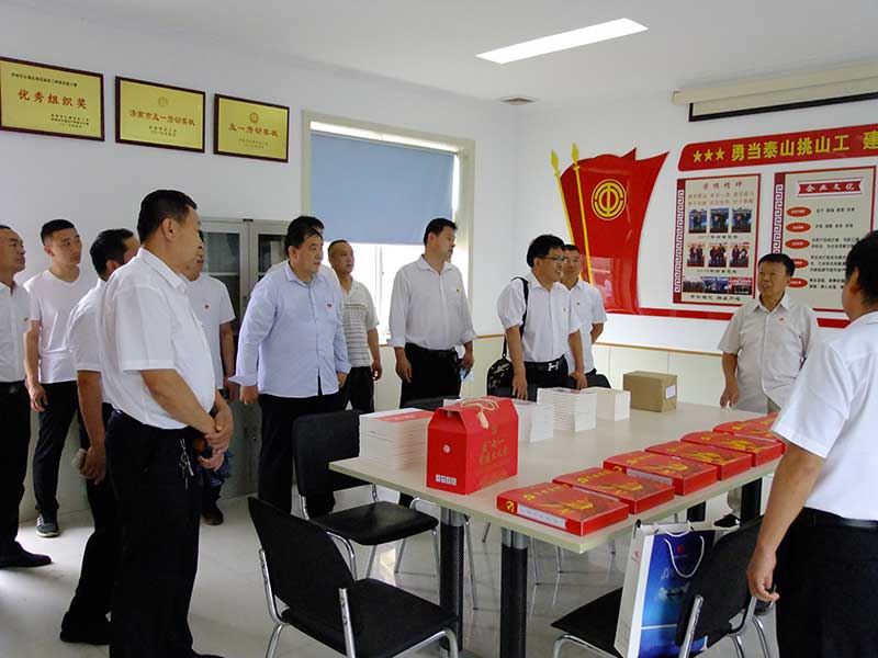 让党旗高高飘扬---华亿平台_华亿（中国）一站式服务平台集团党员参观大峰山红色教育基地活动