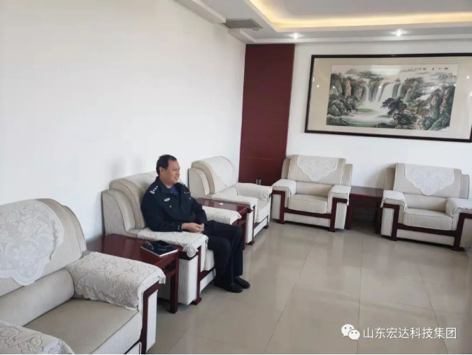 山东华亿平台_华亿（中国）一站式服务平台集团副总经理张广义到开发区派出所慰问